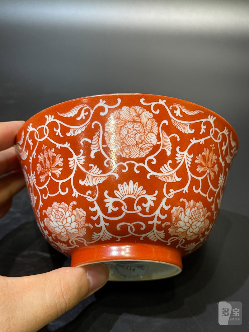 清嘉庆 矾红地留白缠枝花卉纹碗 - 图3
